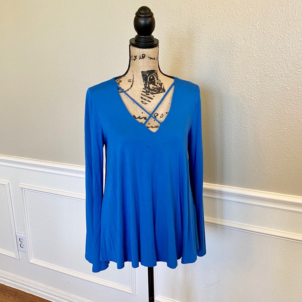 ~ Karen Kane ~ soft long sleeve flowy blue top with cris cross detail Size small